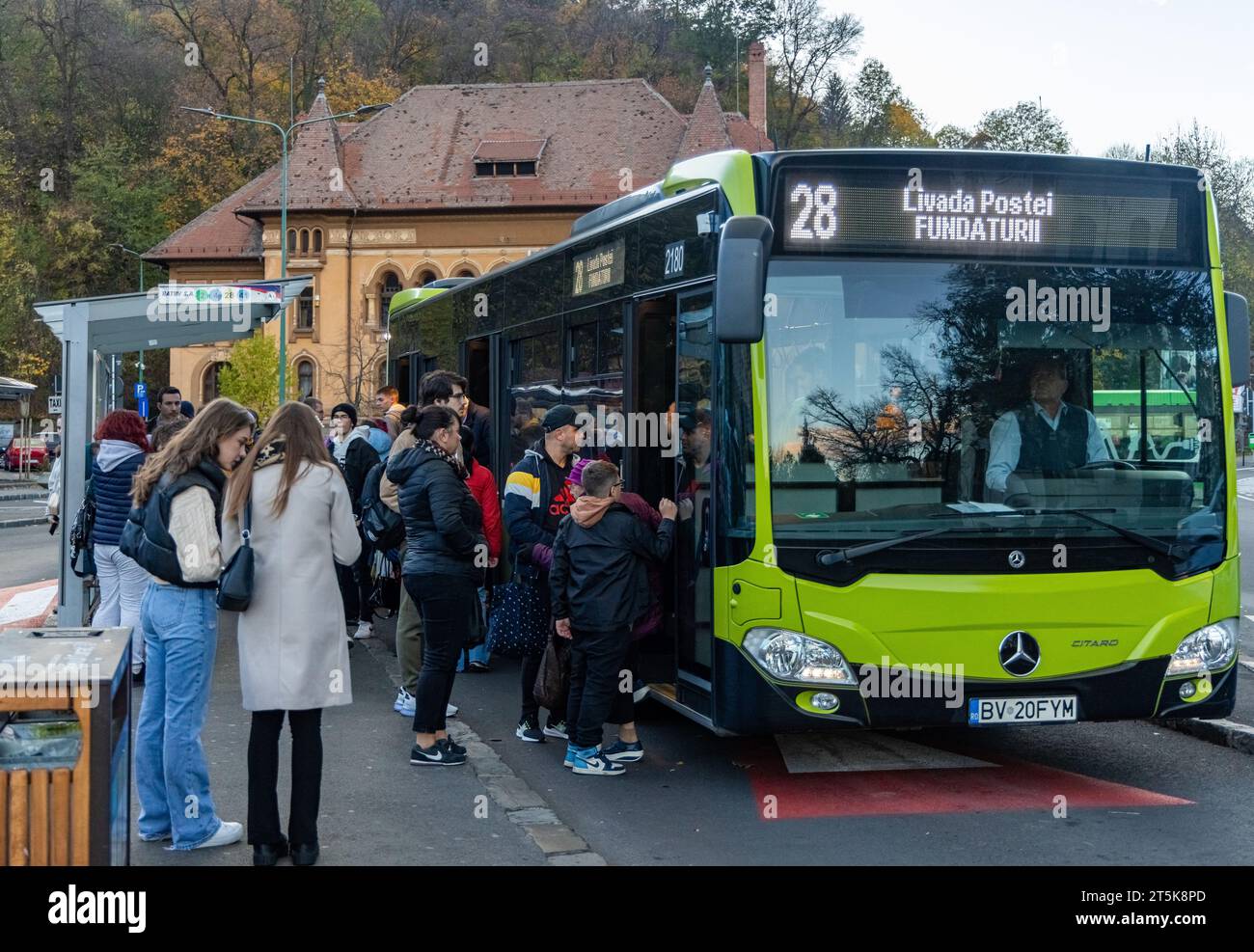 Brasov, Roumanie - 5 novembre 2023 - les navetteurs montent dans un bus Banque D'Images