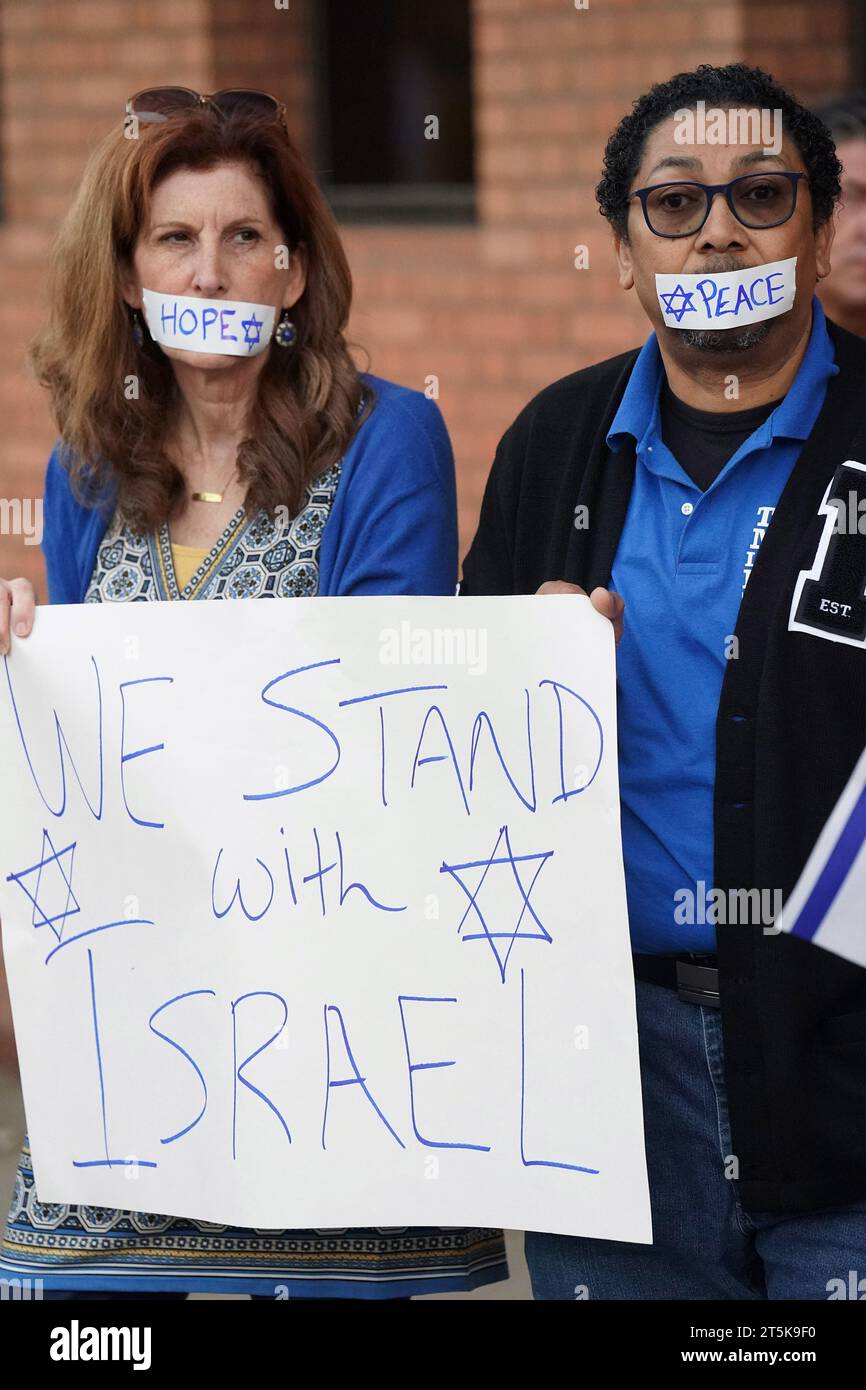 Clayton, États-Unis d'Amérique. 05 novembre 2023. Les supporters restent en silence pendant 45 minutes avec d’autres lors d’un rassemblement en soutien à Israël, à Clayton, Missouri, le dimanche 5 novembre 2023. Après des mots d'encouragement et de prières, environ 200 partisans d'Israël se tenaient près d'une rue animée avec du ruban adhésif sur la bouche avec un mot qu'ils ont choisi, pour exprimer leur opinion sur les événements actuels au Moyen-Orient. Photo de Bill Greenblatt/UPI crédit : UPI/Alamy Live News Banque D'Images