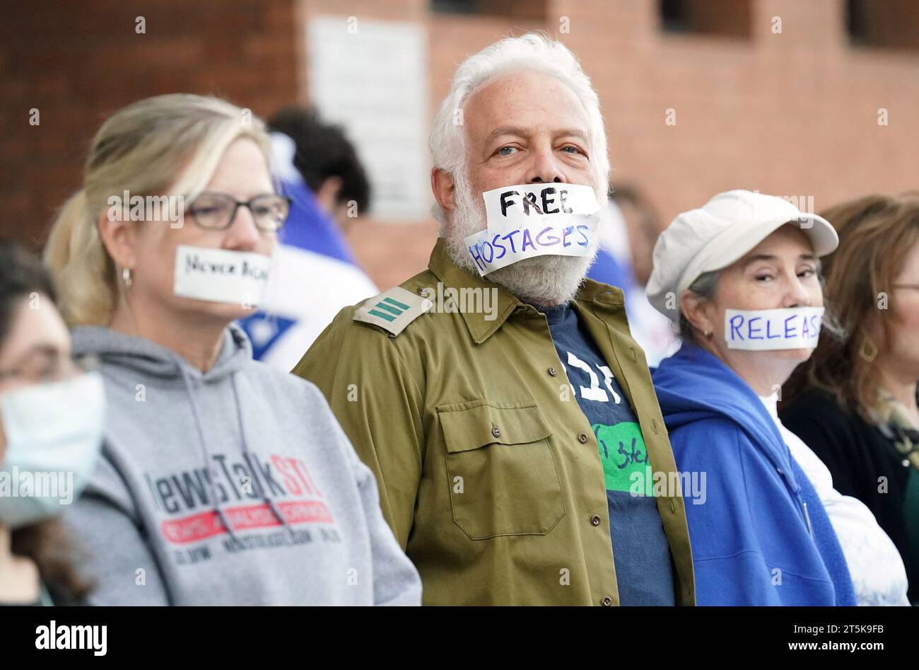 Clayton, États-Unis d'Amérique. 05 novembre 2023. Les supporters restent en silence pendant 45 minutes avec d’autres lors d’un rassemblement en soutien à Israël, à Clayton, Missouri, le dimanche 5 novembre 2023. Après des mots d’encouragement, environ 200 partisans d’Israël se tenaient près d’une rue animée avec du ruban adhésif sur la bouche avec un mot qu’ils avaient choisi, pour exprimer leur opinion sur les événements actuels au Moyen-Orient. Photo de Bill Greenblatt/UPI crédit : UPI/Alamy Live News Banque D'Images