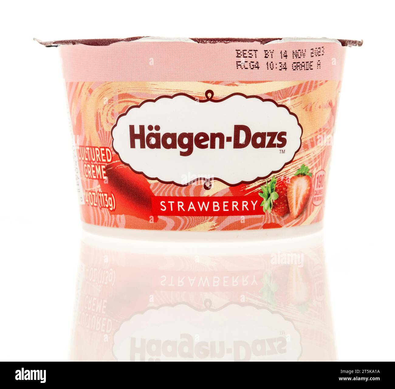 Winneconne, WI - 5 octobre 2023 : un paquet de yaourt Haagen Dazs à la saveur fraise sur fond isolé Banque D'Images