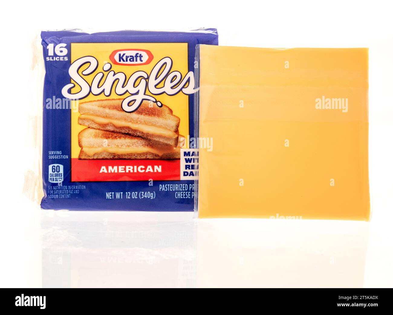 Winneconne, WI - 8 octobre 2023 : un paquet de tranches de fromage américain Kraft Singles sur un fond isolé Banque D'Images