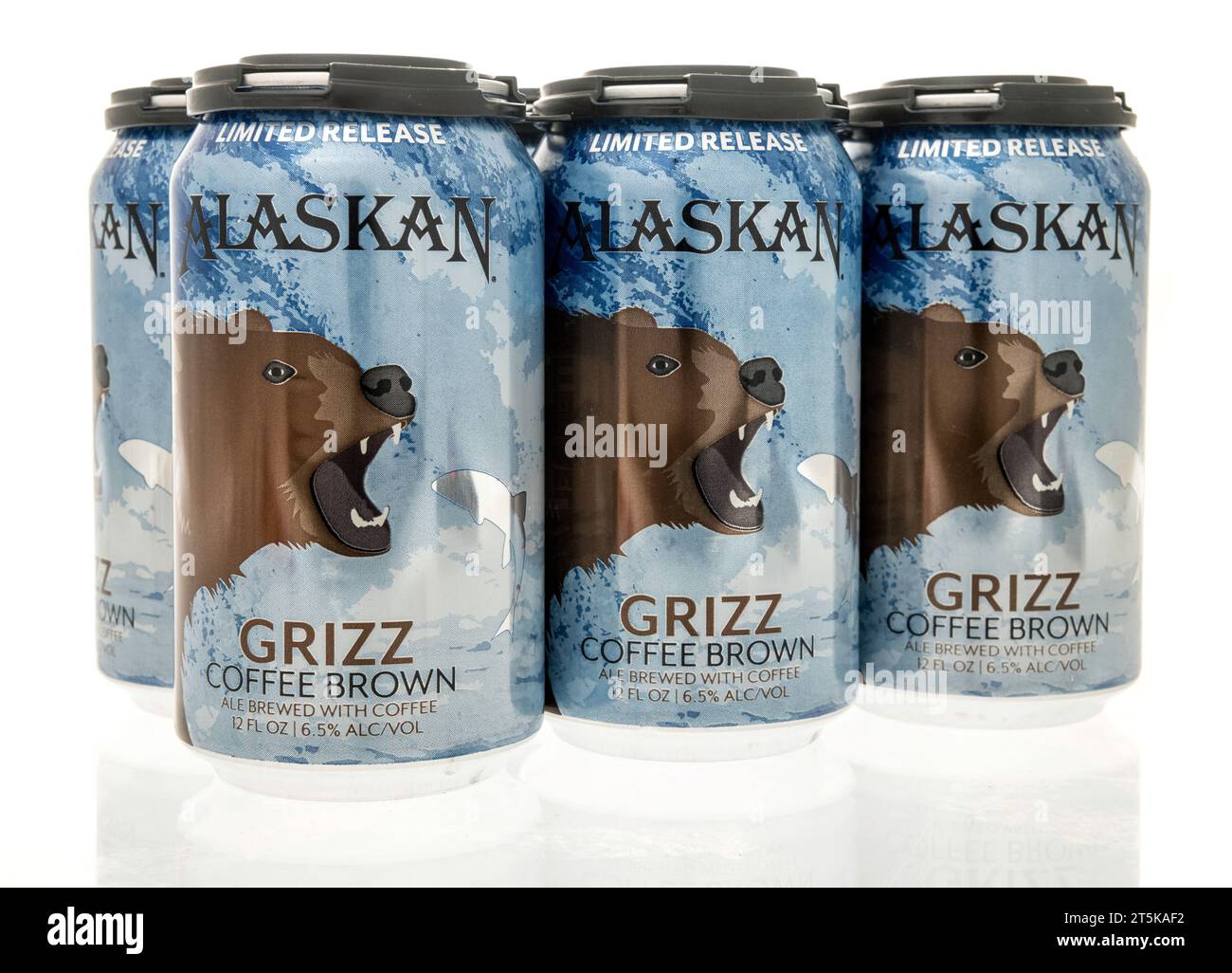 Winneconne, WI - 8 octobre 2023 : un paquet de bière brune café grizz d'Alaska sur un fond isolé Banque D'Images