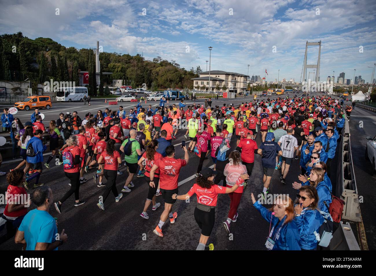 Istanbul, T¨¹rkiye. 5 novembre 2023. Les coureurs participent au Marathon d'Istanbul à Istanbul, T¨¹rkiye, le 5 novembre 2023. Crédit : Onur Dogman/Xinhua/Alamy Live News Banque D'Images Istanbul, T¨¹rkiye. 5 novembre 2023. Les coureurs participent au Marathon d'Istanbul à Istanbul, T¨¹rkiye, le 5 novembre 2023. Crédit : Onur Dogman/Xinhua/Alamy Live News Banque D'Images