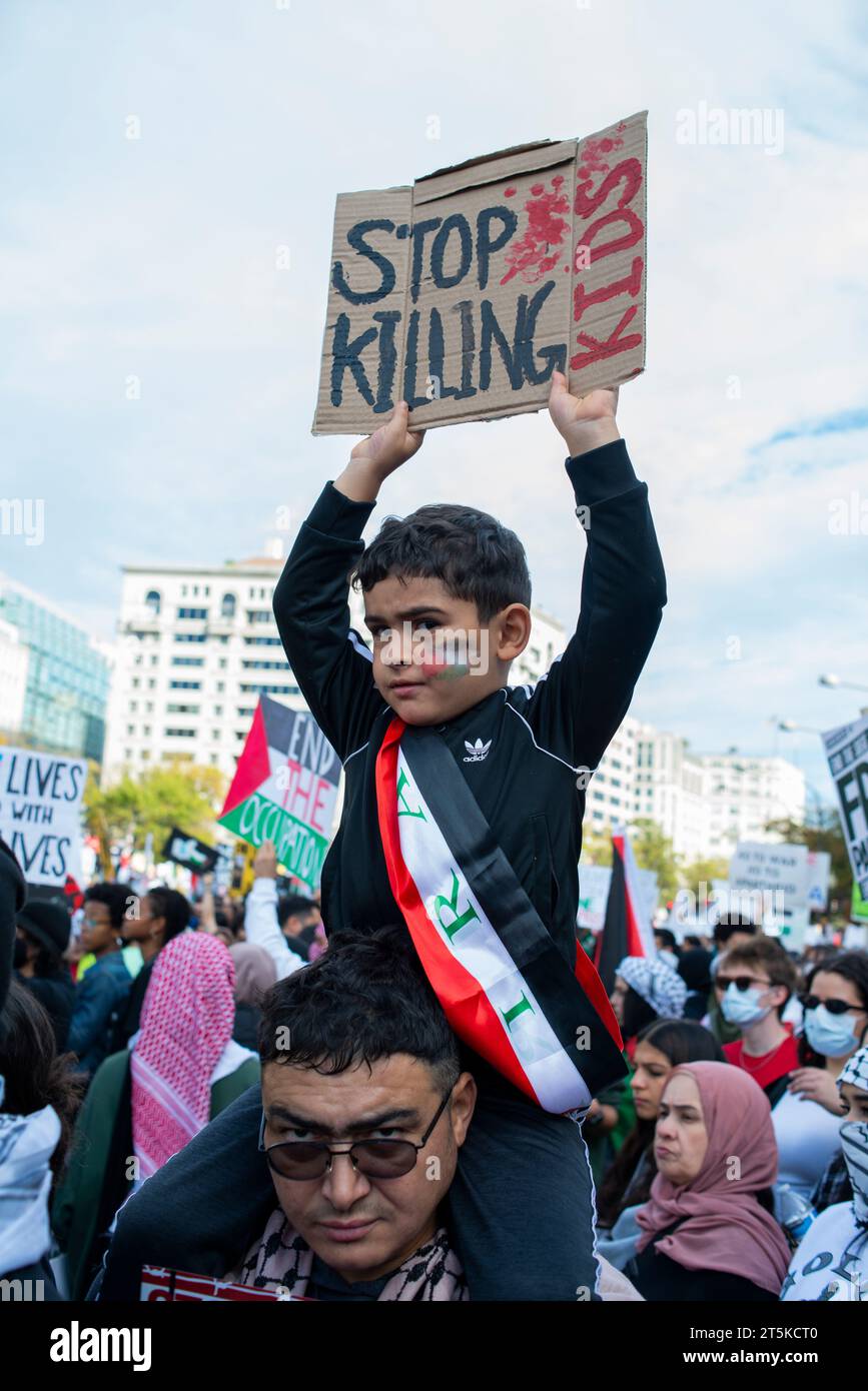 Boy Holding pancarte Stop Killing Kids au rassemblement pro-palestinien et promotion du cessez-le-feu entre Israël et la Palestine. Washington DC. ÉTATS-UNIS. Novembre 4. 2023 Banque D'Images