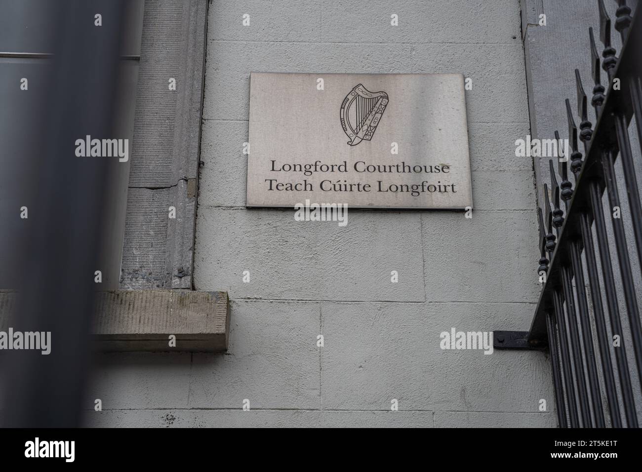 Ville de Longford, comté de Longford, Irlande, le 13 septembre 2023. Signalisation devant le palais de justice de Longford Banque D'Images