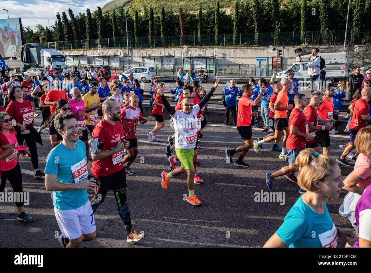 Istanbul, Turquie. 05 novembre 2023. Les coureurs sont vus lors du 45e marathon d'Istanbul, la seule course intercontinentale au monde. Le seul marathon intercontinental du 45e d'Istanbul au monde a eu lieu avec la participation intense des athlètes et des citoyens. (Photo Onur Dogman/SOPA Images/Sipa USA) crédit : SIPA USA/Alamy Live News Banque D'Images Istanbul, Turquie. 05 novembre 2023. Les coureurs sont vus lors du 45e marathon d'Istanbul, la seule course intercontinentale au monde. Le seul marathon intercontinental du 45e d'Istanbul au monde a eu lieu avec la participation intense des athlètes et des citoyens. (Photo Onur Dogman/SOPA Images/Sipa USA) crédit : SIPA USA/Alamy Live News Banque D'Images