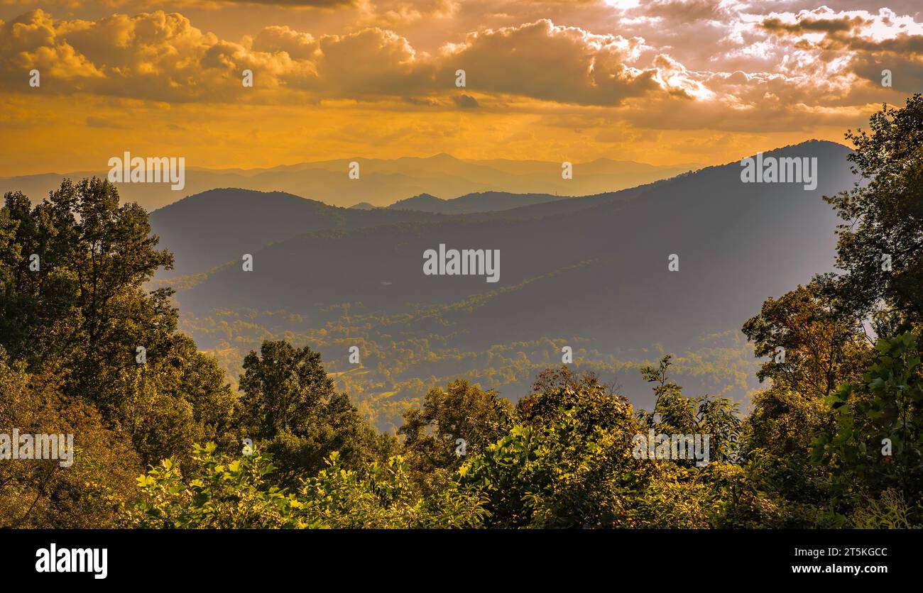 Coucher de soleil depuis les montagnes à Asheville, NC Banque D'Images