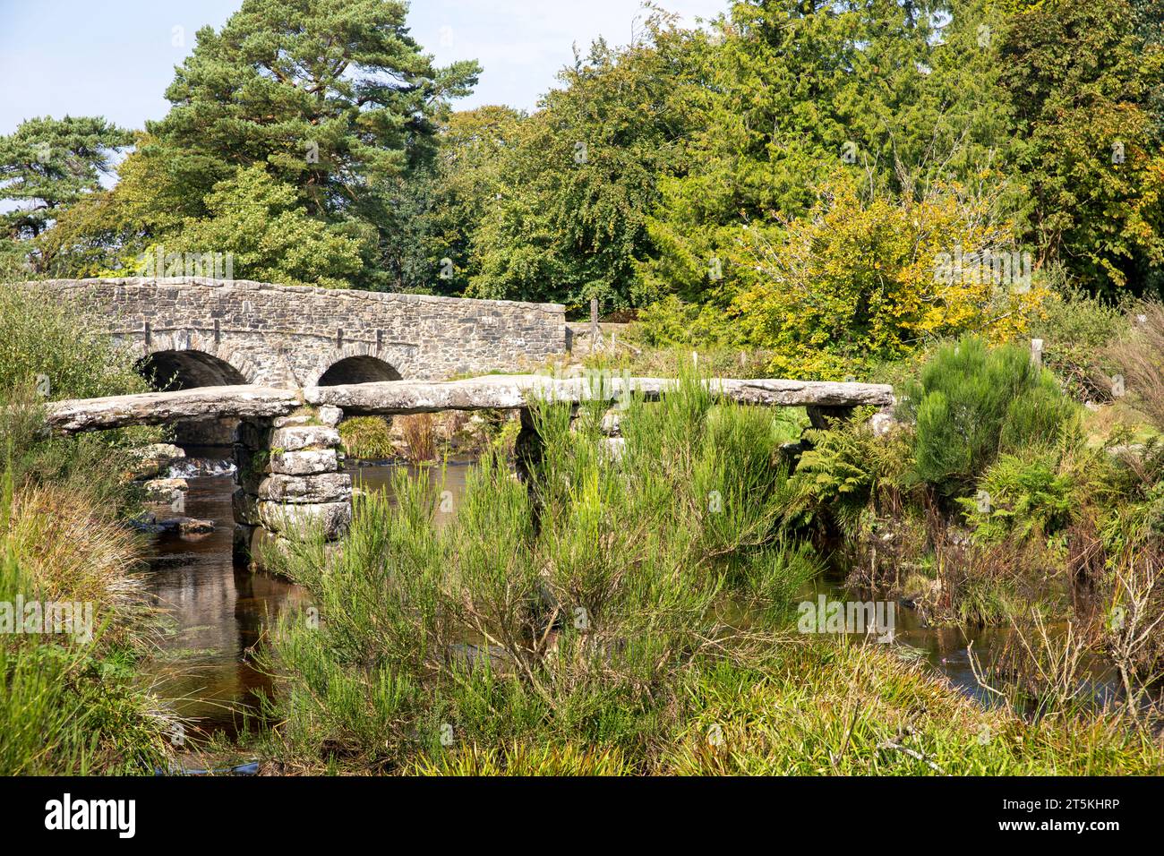 Postbridge clapper Bridge, ancien pont construit pour les hippocampes à côté du pont routier, parc national de Dartmoor, Devon, Angleterre, Royaume-Uni Banque D'Images Postbridge clapper Bridge, ancien pont construit pour les hippocampes à côté du pont routier, parc national de Dartmoor, Devon, Angleterre, Royaume-Uni Banque D'Images