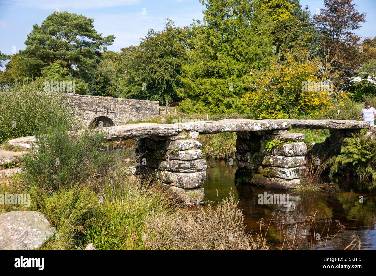 Postbridge clapper Bridge, ancien pont construit pour les hippocampes à côté du pont routier, parc national de Dartmoor, Devon, Angleterre, Royaume-Uni Banque D'Images Postbridge clapper Bridge, ancien pont construit pour les hippocampes à côté du pont routier, parc national de Dartmoor, Devon, Angleterre, Royaume-Uni Banque D'Images
