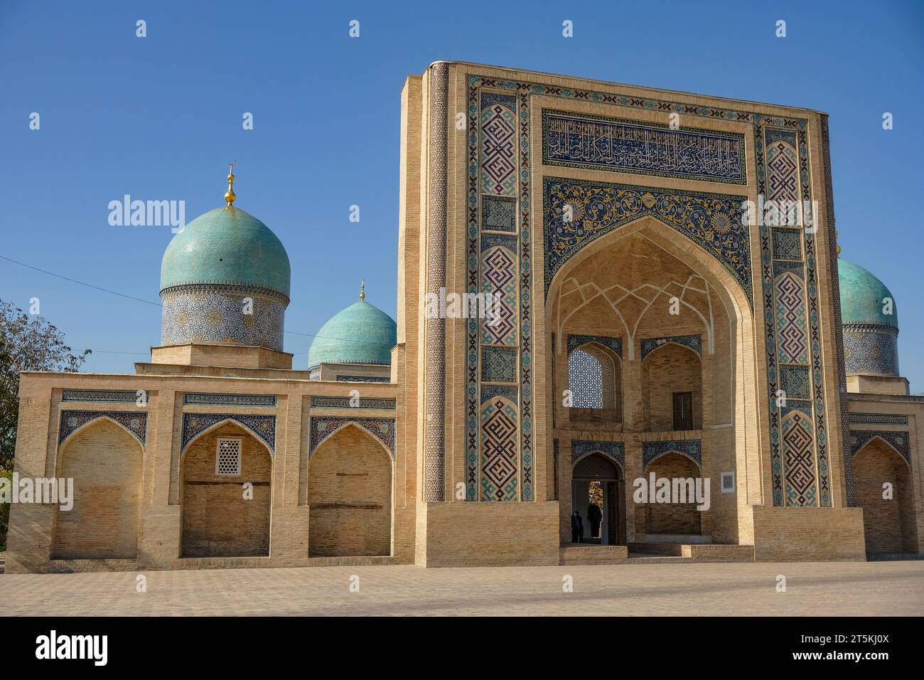 Tachkent, Ouzbékistan - 30 octobre 2023 : détail de la madrasa Barak Khan à Tachkent, Ouzbékistan. Banque D'Images