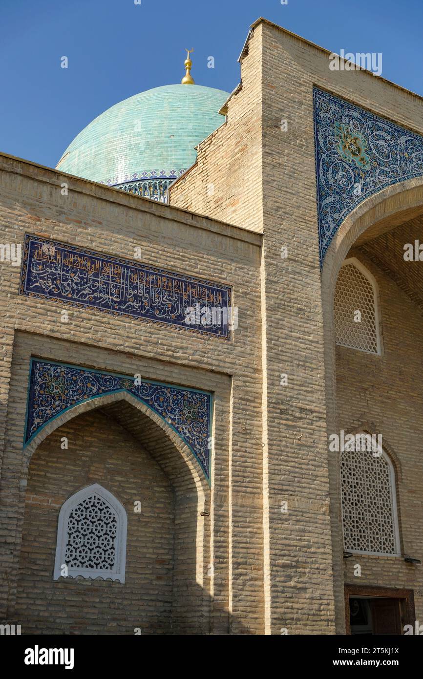 Tachkent, Ouzbékistan - 30 octobre 2023 : détail de la madrasa Barak Khan à Tachkent, Ouzbékistan. Banque D'Images