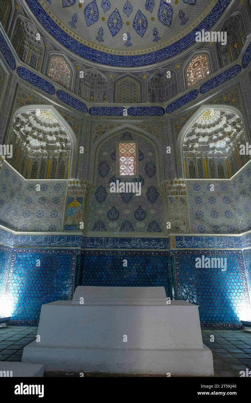 Samarkand, Ouzbékistan - 1 novembre 2023 : détail d'un mausolée dans la nécropole de Shah-i-Zinda à Samarkand, en Ouzbékistan. Banque D'Images
