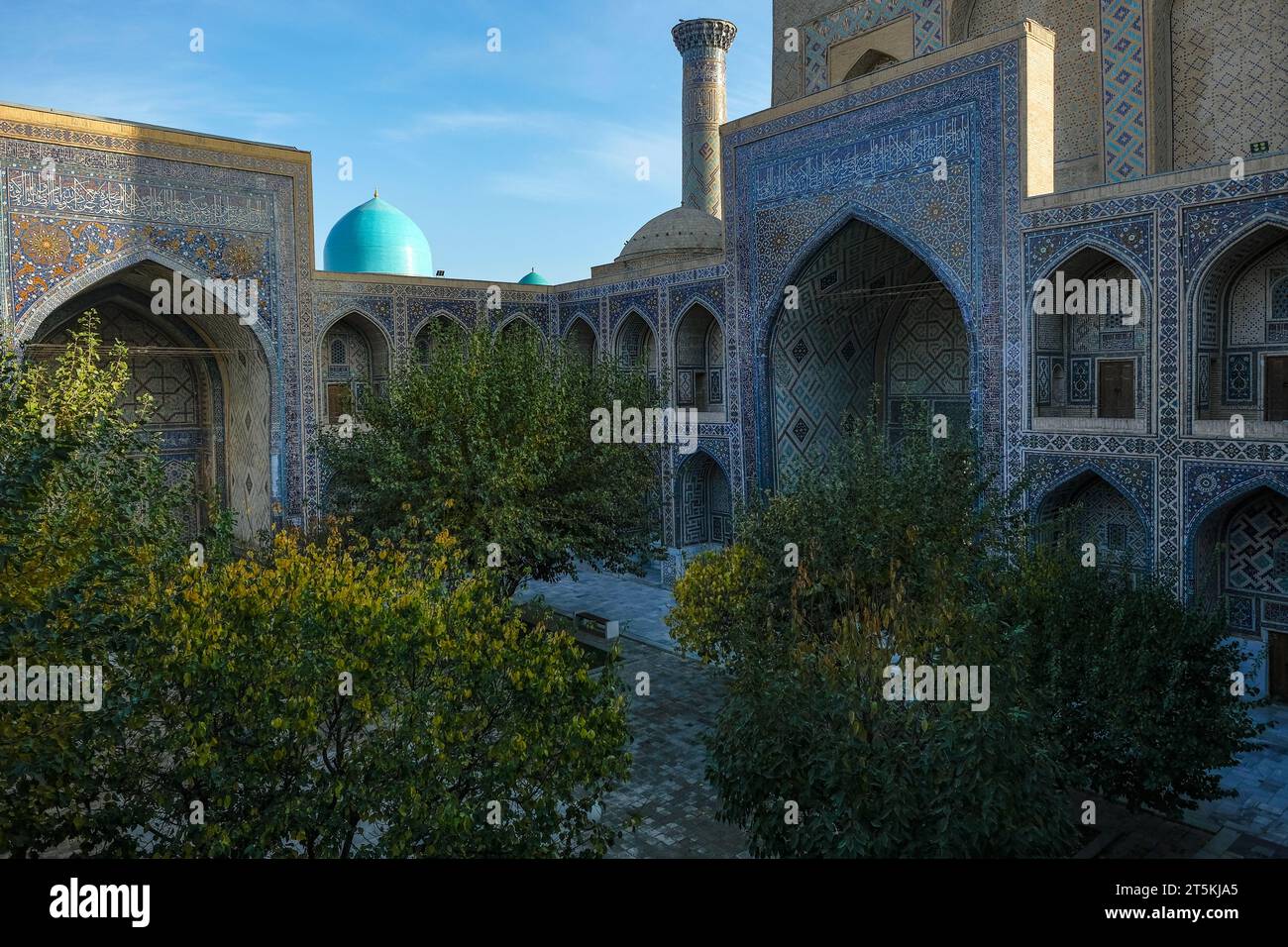 Samarkand, Ouzbékistan - 2 novembre 2023 : la madrasa oulugh Beg sur la place du Registan à Samarkand, Ouzbékistan. Banque D'Images