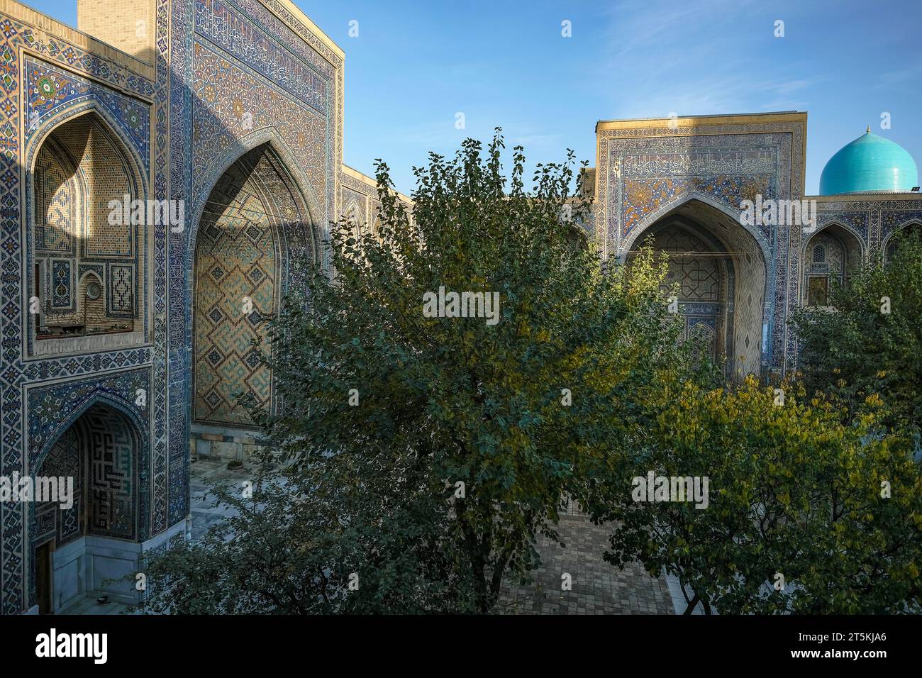 Samarkand, Ouzbékistan - 2 novembre 2023 : la madrasa oulugh Beg sur la place du Registan à Samarkand, Ouzbékistan. Banque D'Images