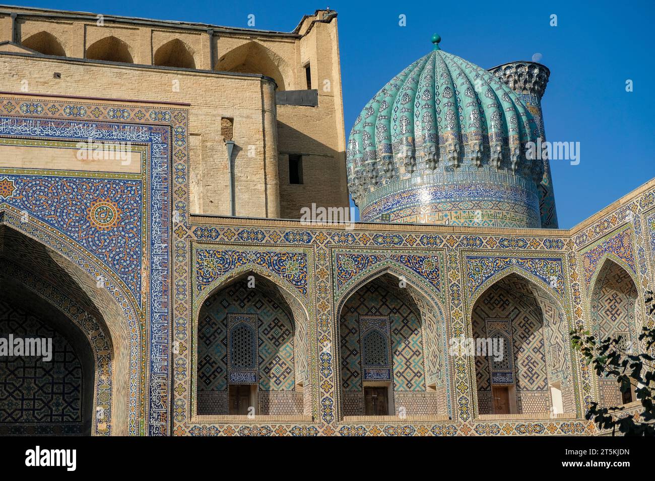 Samarkand, Ouzbékistan - 2 novembre 2023 : la Madrasah Sherdor sur la place Registan à Samarkand, Ouzbékistan. Banque D'Images
