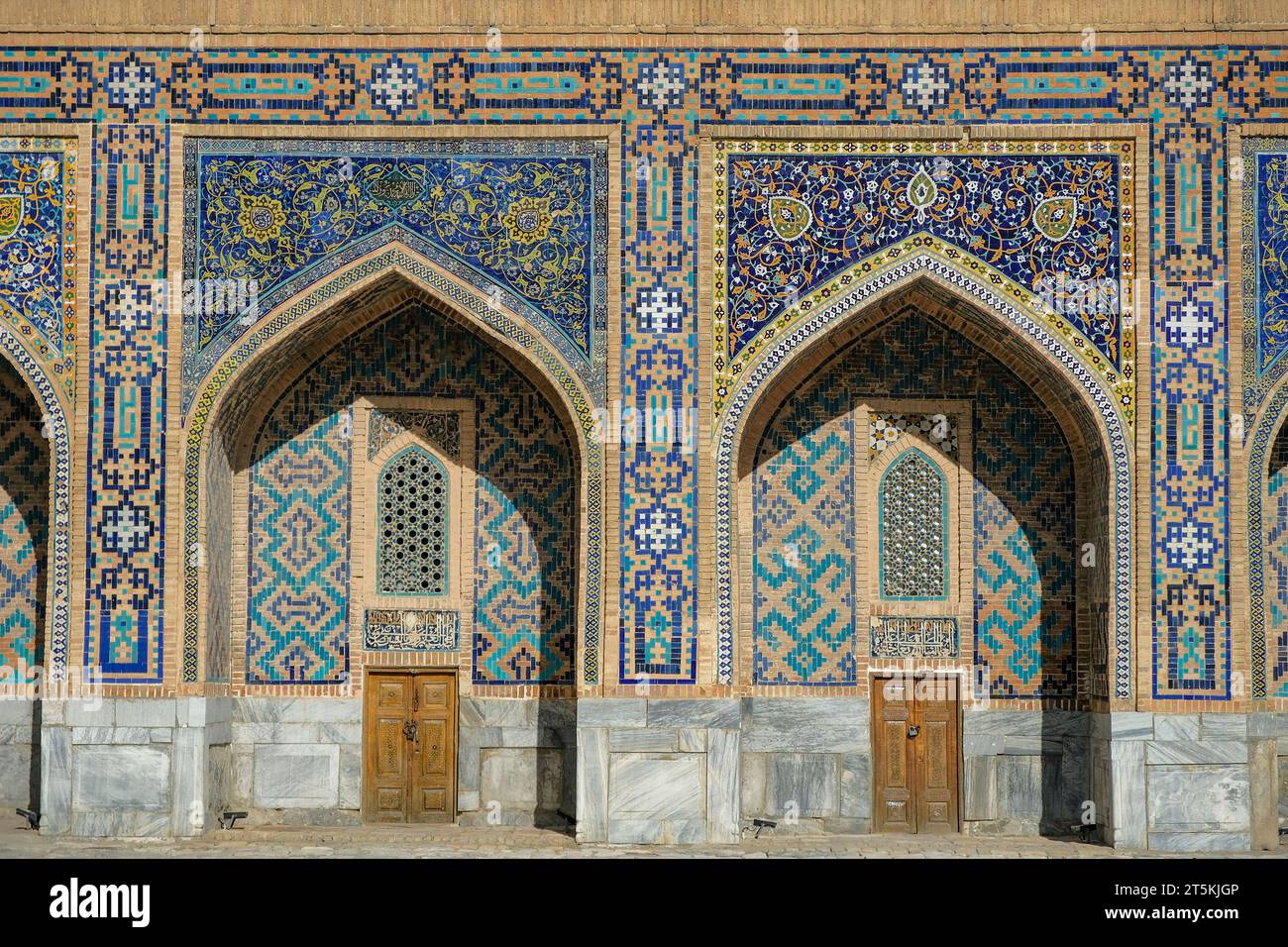 Samarkand, Ouzbékistan - 2 novembre 2023 : la Madrasa Tilla Kari sur la place Registan à Samarkand, Ouzbékistan. Banque D'Images