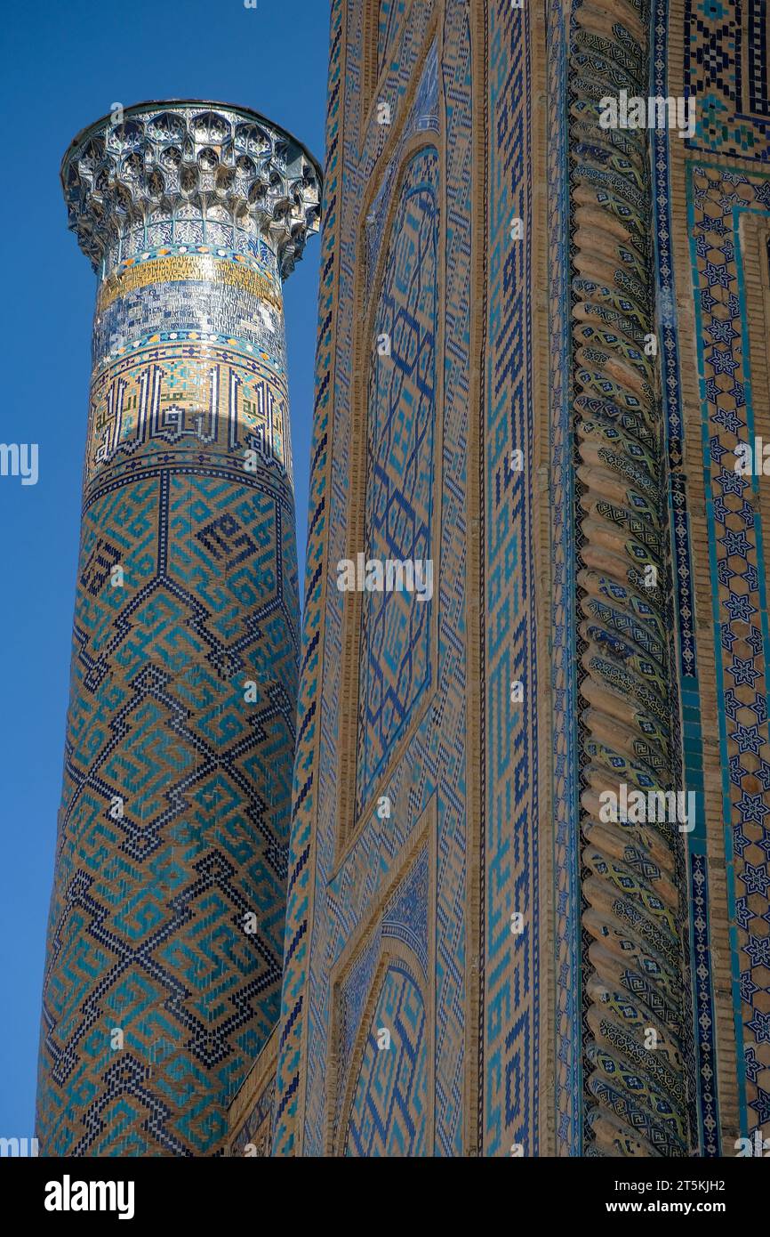 Samarkand, Ouzbékistan - 2 novembre 2023 : la Madrasah Sherdor sur la place Registan à Samarkand, Ouzbékistan. Banque D'Images