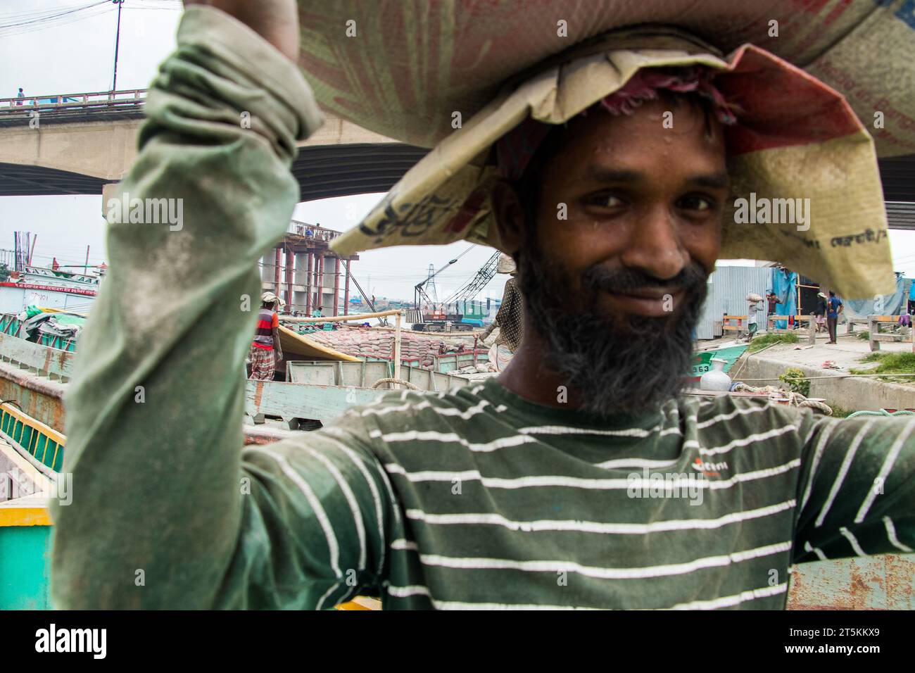 Ouvrier journalier déchargeant du ciment du bateau, cette image a été prise le 29 mai 2022, à Amen Bazar, au Bangladesh Banque D'Images