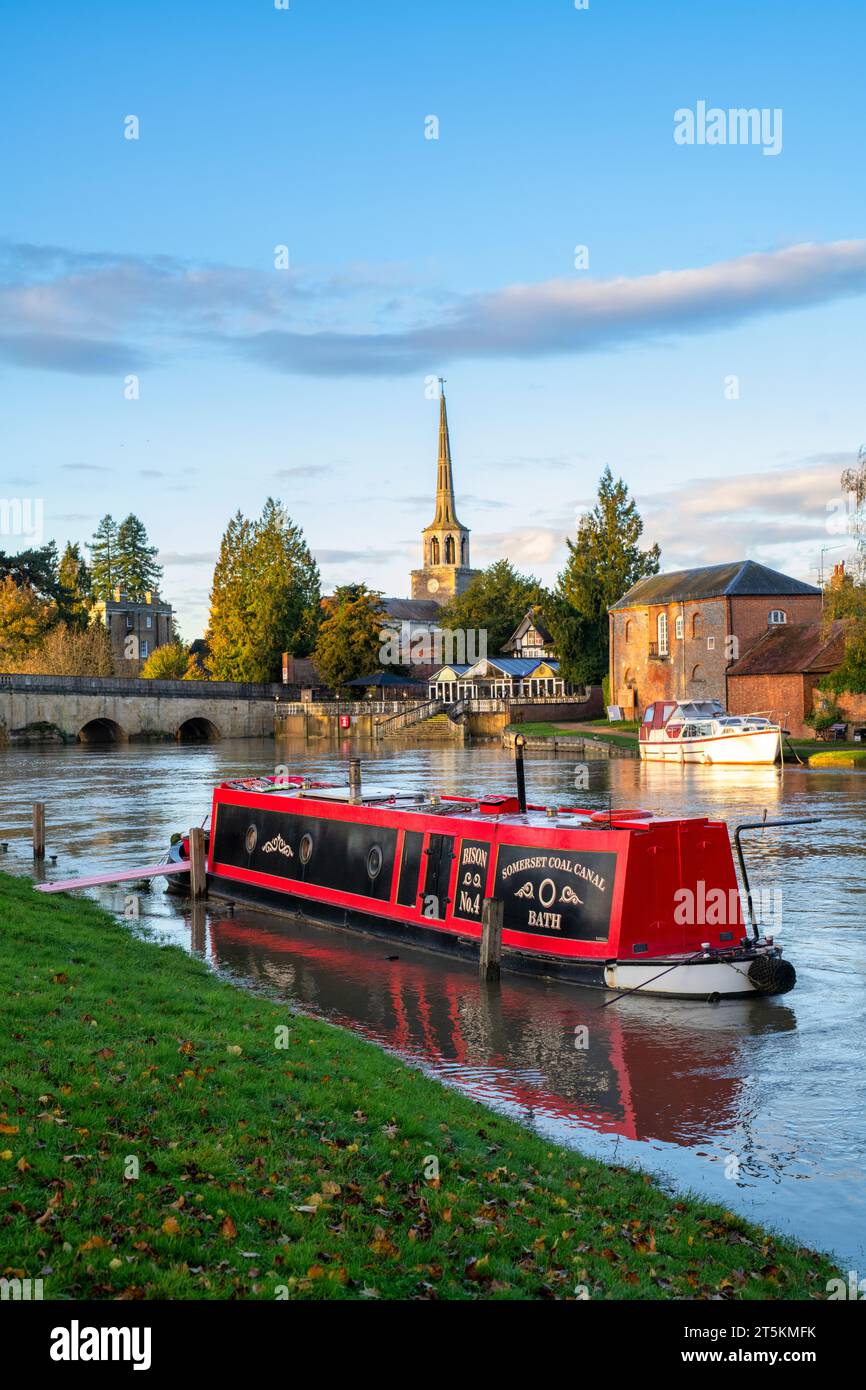 Narrowboat sur la Tamise inondée à l'automne. Wallingford, Oxfordshire, Angleterre Banque D'Images