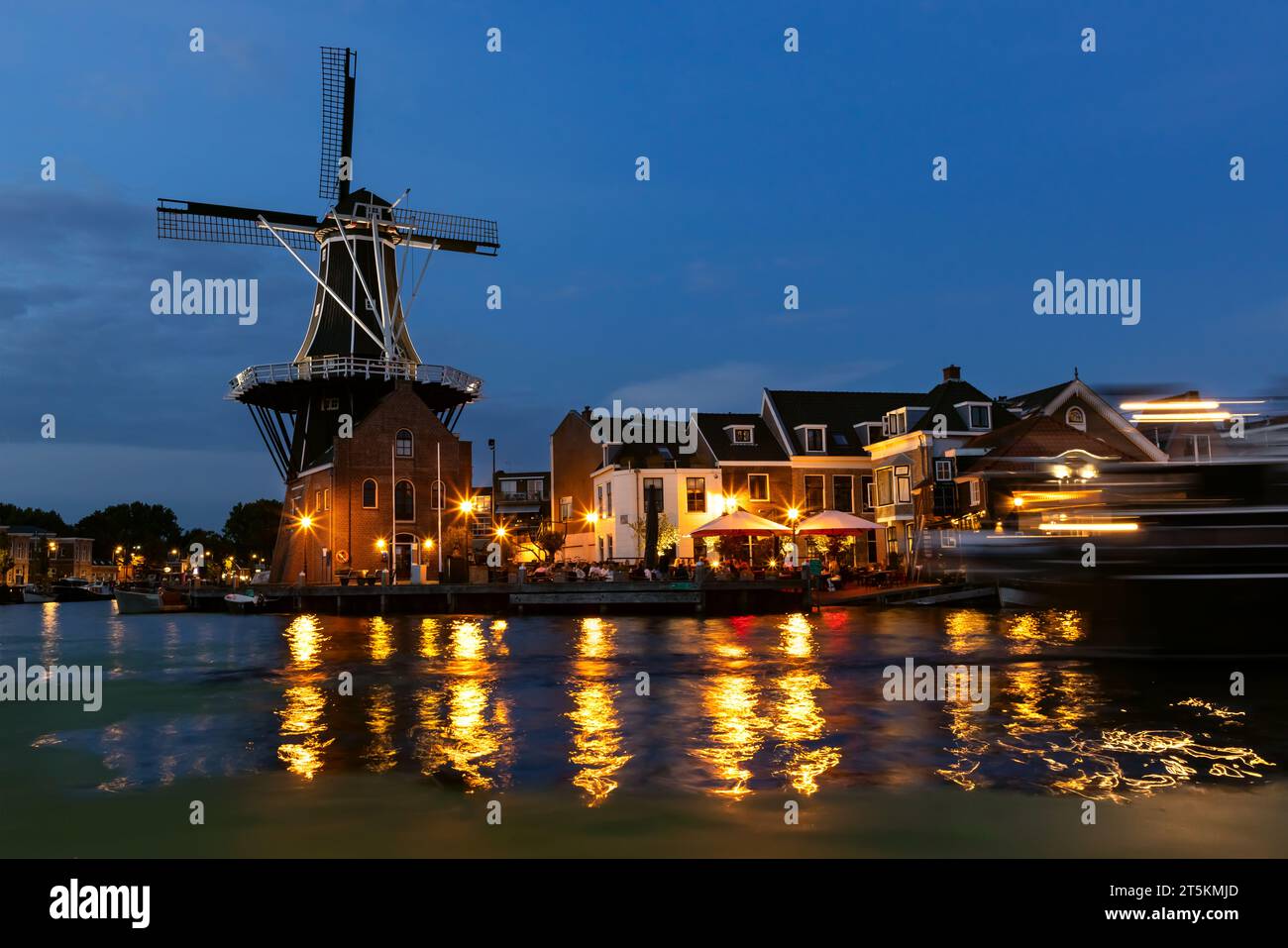 Moulin de Adriaan la nuit à la rivière Spaarne à Haarlem. Banque D'Images