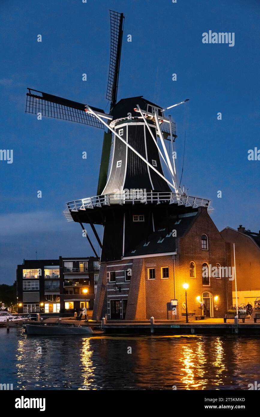 Moulin de Adriaan la nuit à la rivière Spaarne à Haarlem. Banque D'Images