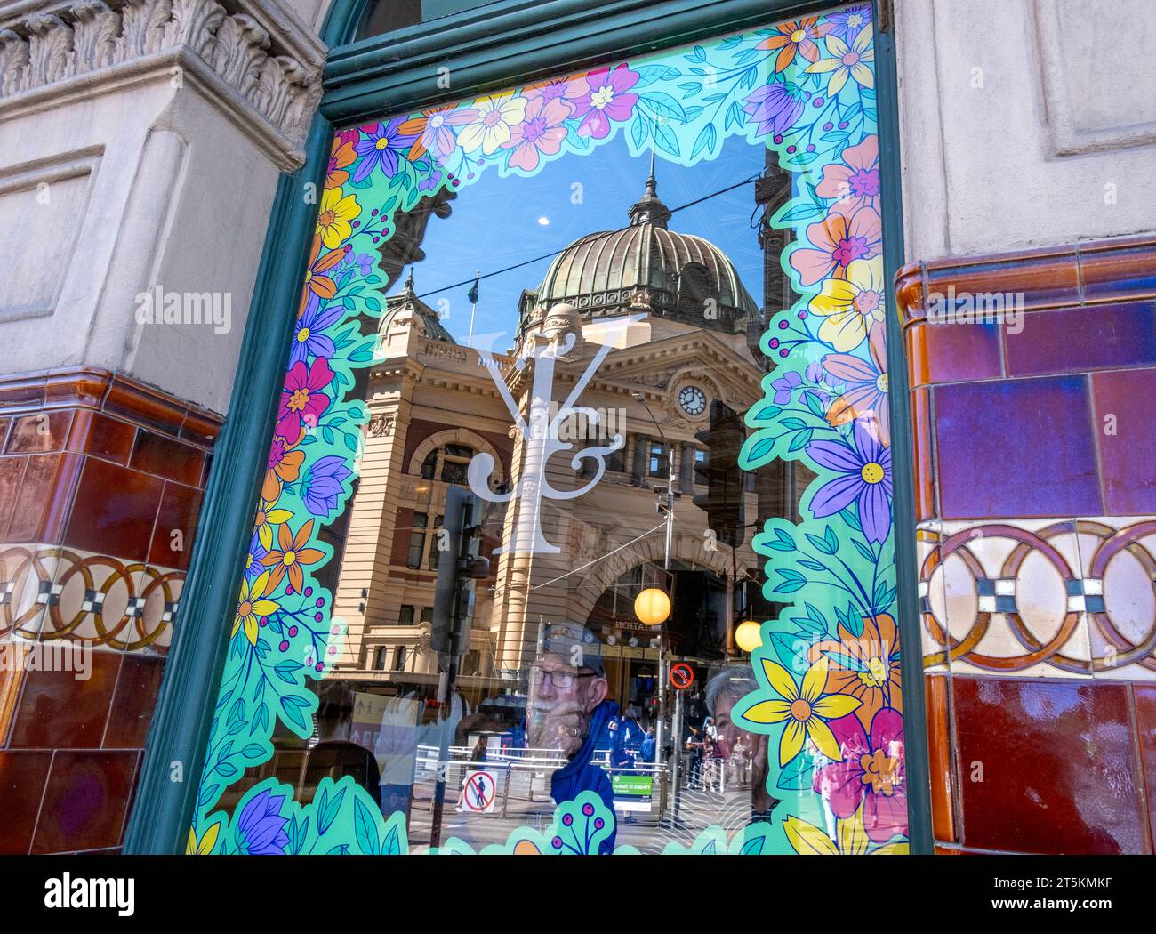 Un reflet de la gare de Flinders Street dans la fenêtre de l'hôtel Young & Jackson. Melbourne, Victoria, Australie Banque D'Images