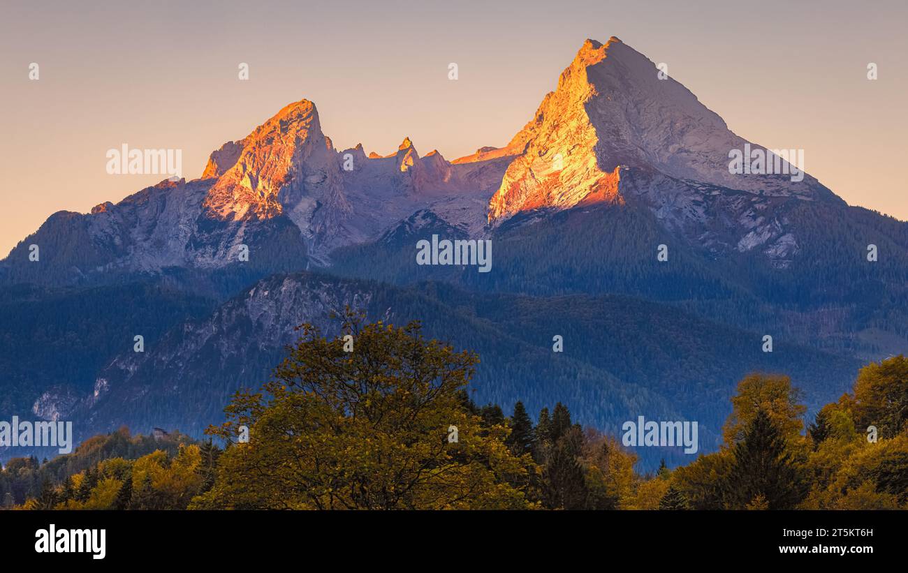 Lever de soleil en automne à la montagne Watzmann près de Berchtesgaden dans Berchtesgadener Land en Bavière, sud-est de l'Allemagne. Banque D'Images