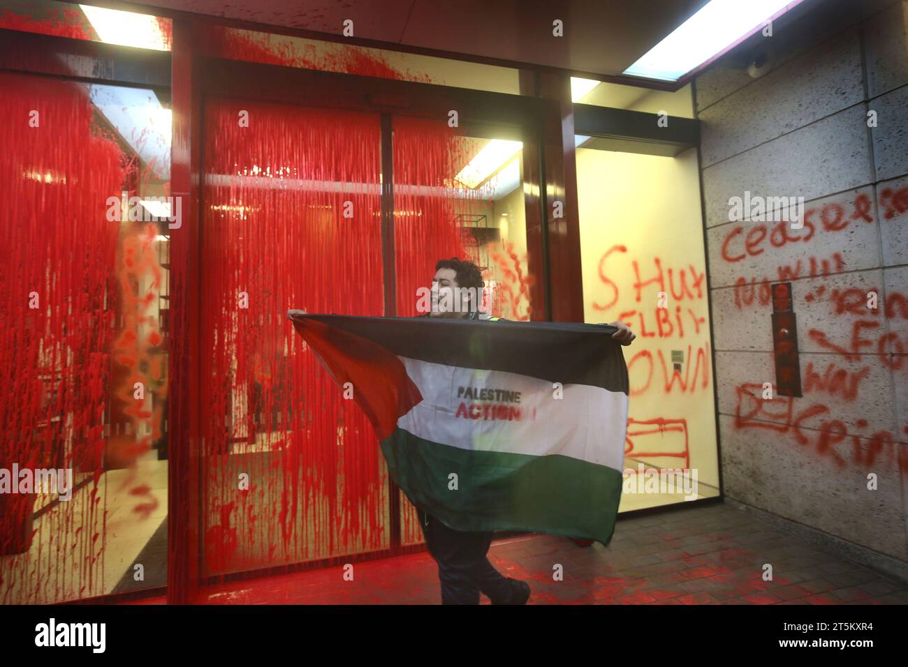 Londres, Royaume-Uni. 2 novembre 2023. Un activiste tient un drapeau ''˜Palestine Action' et chante devant l'extérieur du bâtiment fortement peint. Des militants de Palestine action occupent et ciblent le géant italien de l'industrie de l'armement Leonardo à leur siège à Londres et les ferment. Leonardo fournit à Israël des avions de combat et des armes qui sont actuellement utilisés à Gaza. Palestine action exige que les compagnies d’armement qui fournissent des armes à Israël ferment définitivement leurs portes. Ils ont annoncé que les entreprises vendant des armes aux Forces de défense israéliennes et à leurs entreprises partenaires seraient ciblées Banque D'Images