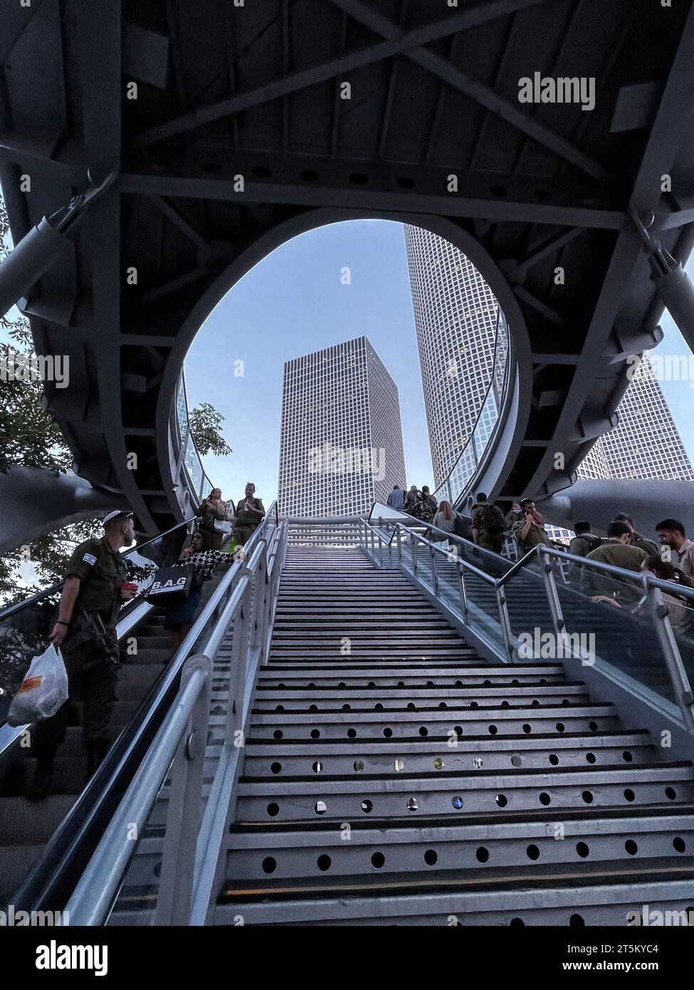 Tel Aviv, Israël - 19 octobre 2023 - Azrieli Center est un complexe de trois gratte-ciel abritant des bureaux, des hôtels et un centre commercial à tel Aviv. Banque D'Images