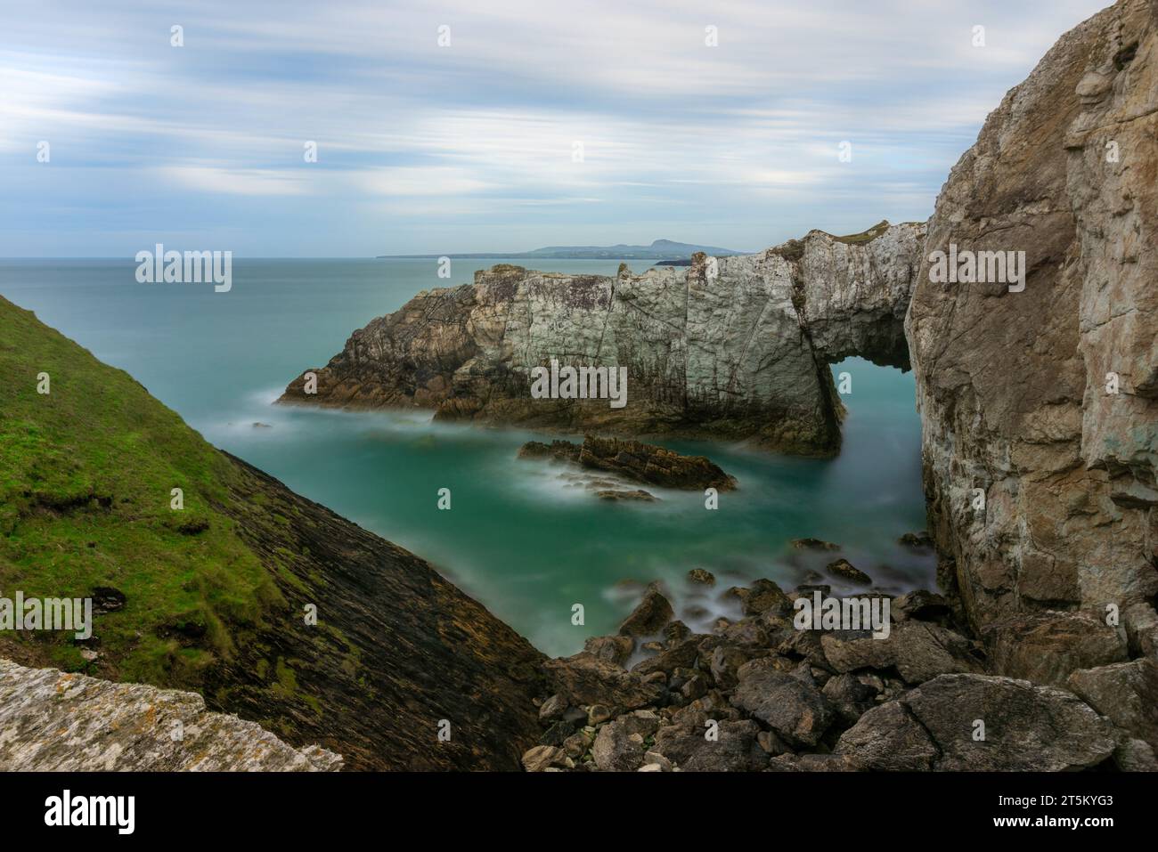 Cheminées marines emblématiques à Rhoscolyn, pays de Galles. Banque D'Images