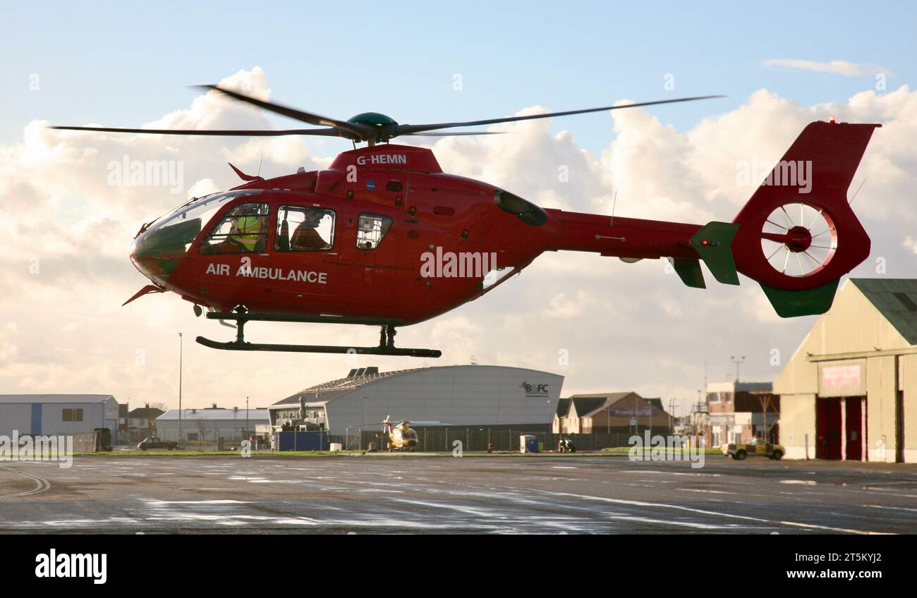 Une vue de l'Ambulance aérienne alors qu'elle décolle pour une autre mission, Blackpool Aerodrome, Blackpool, Lancashire, Royaume-Uni, Europe Banque D'Images