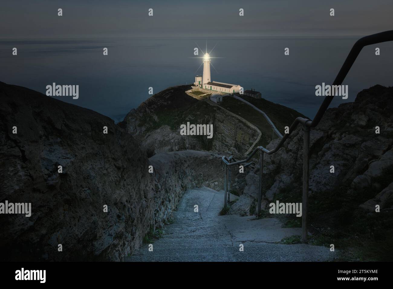 Le phare emblématique de South Stack sur la côte d'Anglesey, au pays de Galles. Banque D'Images