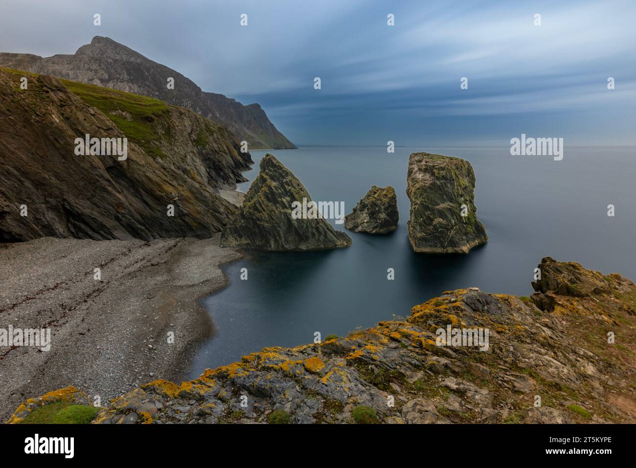 Trefor Sea Stacks sur la côte de la péninsule de Llyn, au nord du pays de Galles. Banque D'Images