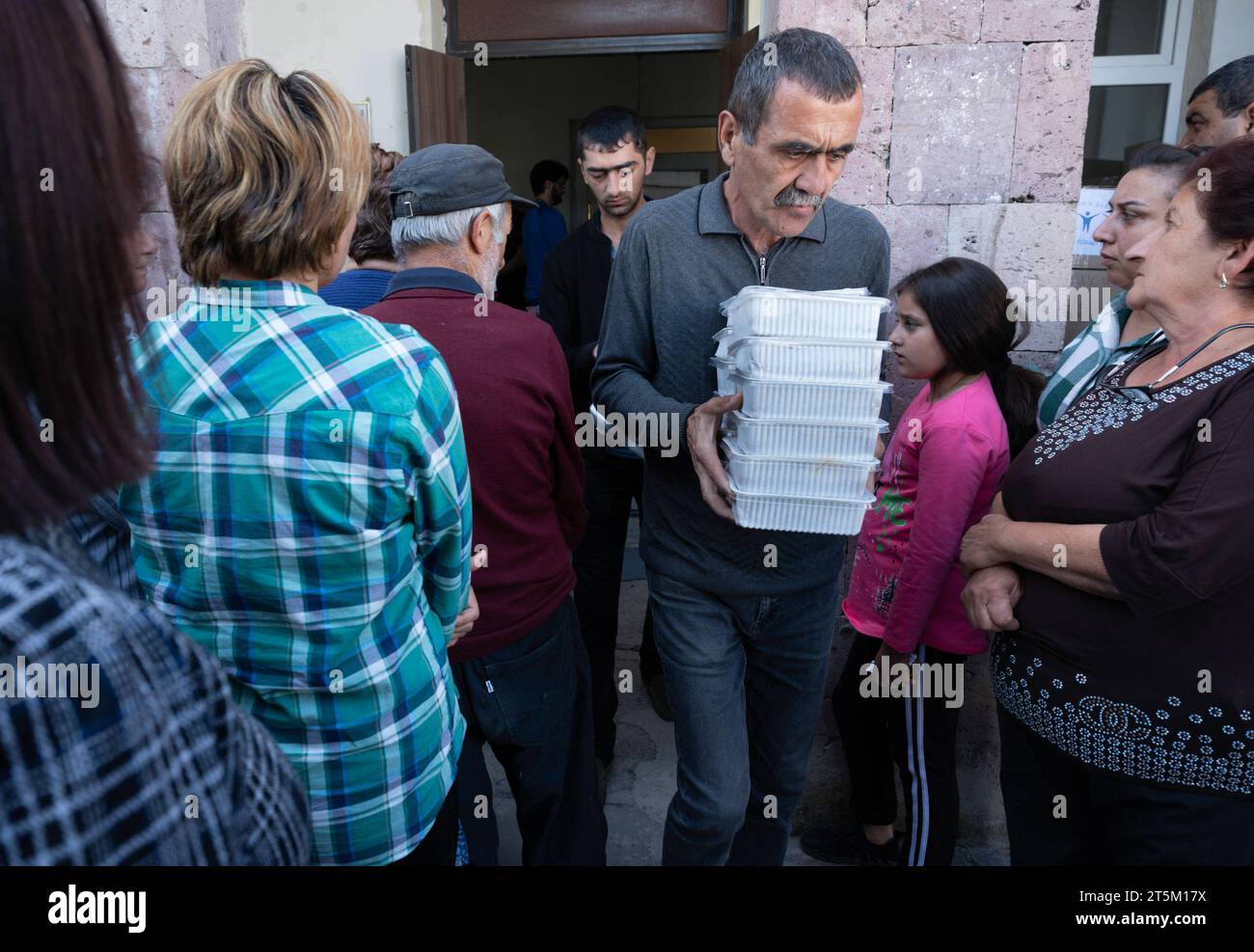 ARM, ARMENIEN : Fluechtlinge Flüchtlinge aus Berg-Karabach in Masis nehmen Nahrung und Hilfsgueter in Empfang, 08.10.2023 ARM, ARMENIA : réfugiés du Haut-Karabakh au MASIS reçoivent des repas et d'autres biens, 08.10.2023 *** ARM, ARMÉNIE réfugiés du Haut-Karabakh au MASIS reçoivent des repas et d'autres biens, 08 10 2023 ARM, ARMÉNIE réfugiés du Haut-Karabakh au MASIS reçoivent des repas et d'autres biens, 08 10 2023 crédit : Imago/Alamy Live News Banque D'Images