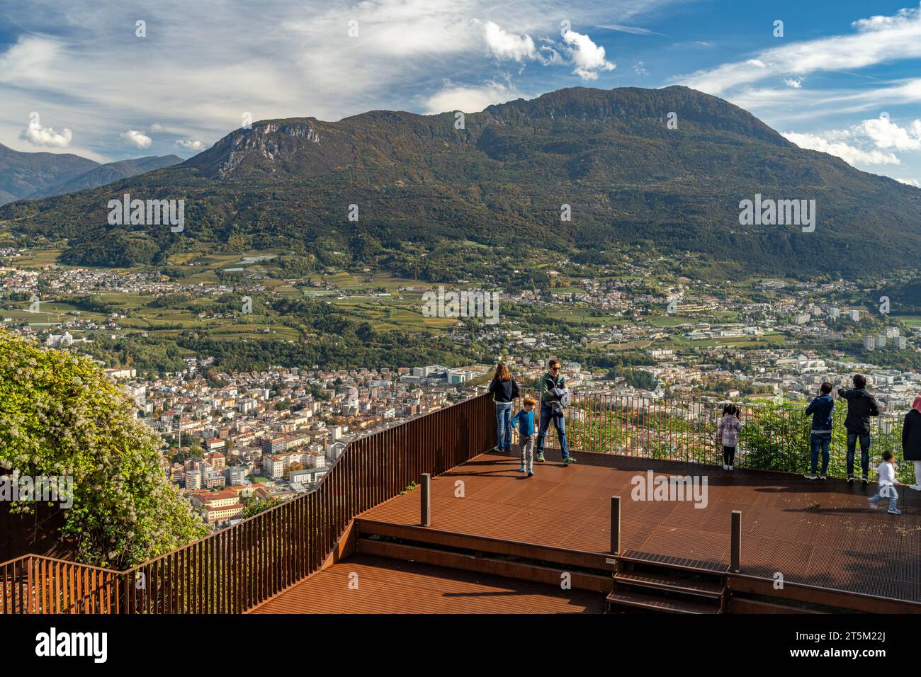 Die Aussichtsplatform Terrazza Panoramica Busa Degli Orsi im Stadtteil Sardagna mit Blick auf trient und die Gebirgslandschaft des Trentino, trient, Banque D'Images
