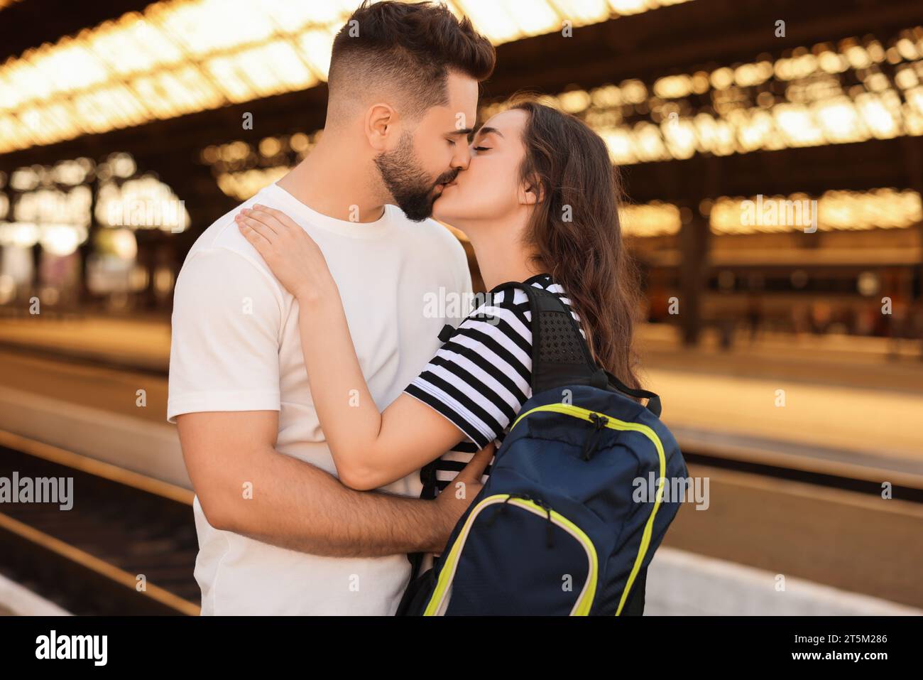 Relation longue distance. Beau couple s'embrassant sur le quai de la gare Banque D'Images