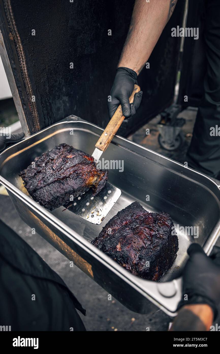 Viande juteuse à cuisson lente. Savoureuse viande traditionnelle américaine cuite dans un fumoir BBQ. Banque D'Images