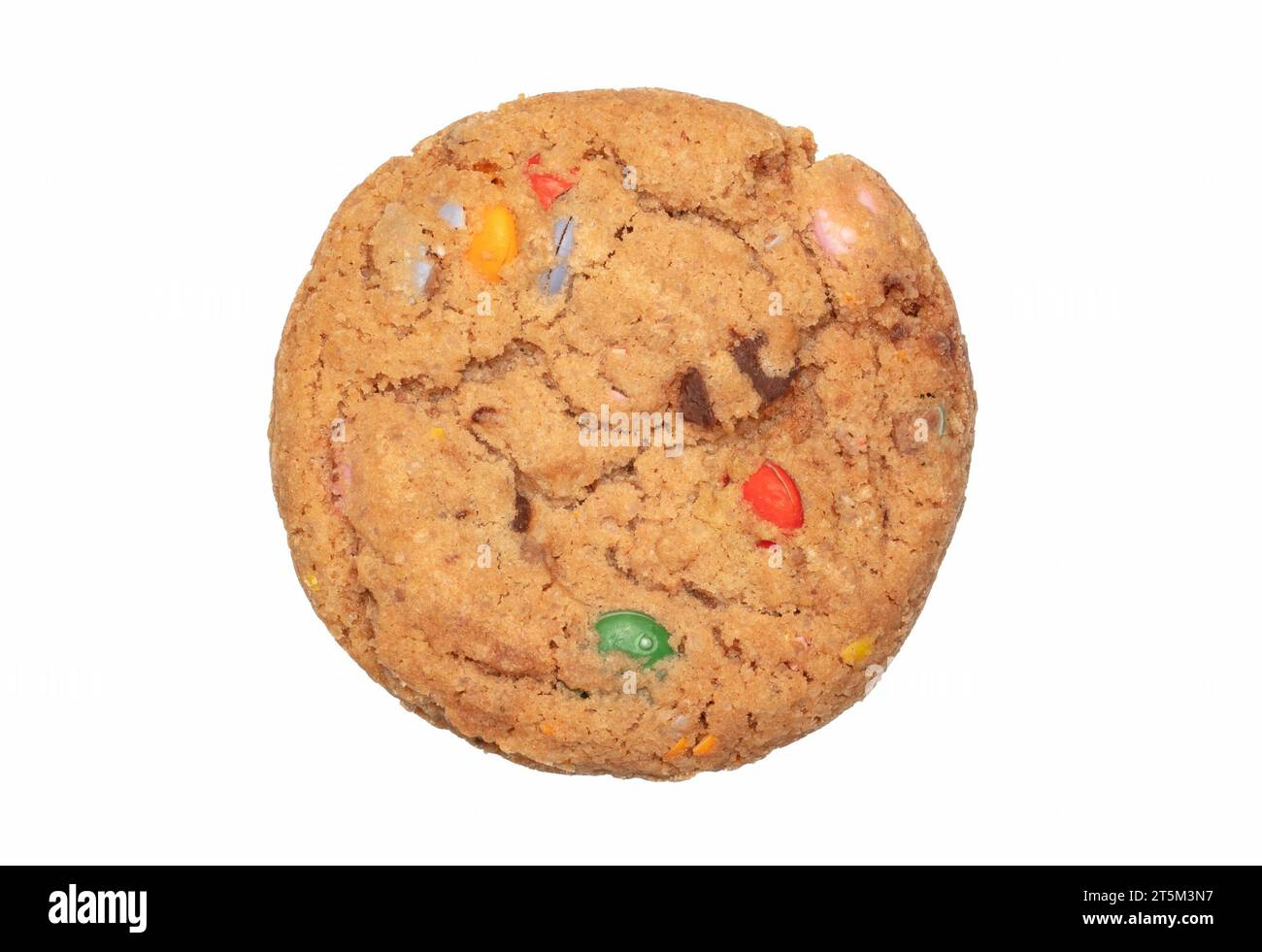Cookie avec des bonbons au chocolat colorés en eux, isolé sur blanc Banque D'Images