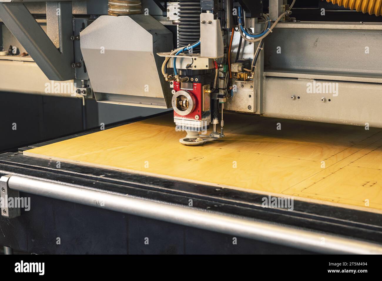 Machine de gravure laser à partir de détails coupe feuille de contreplaqué Banque D'Images