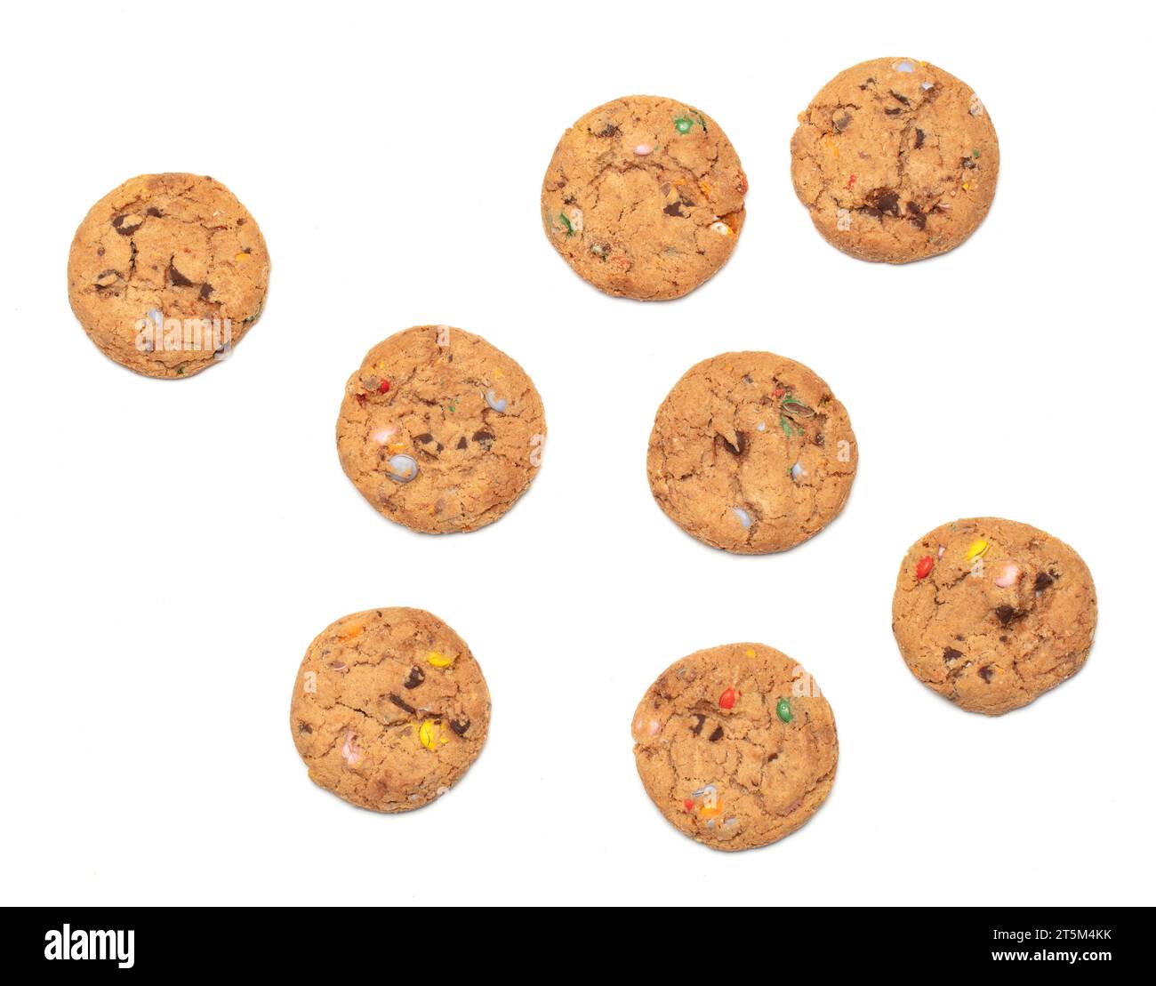 Biscuits avec des bonbons au chocolat colorés en eux, isolés sur blanc Banque D'Images