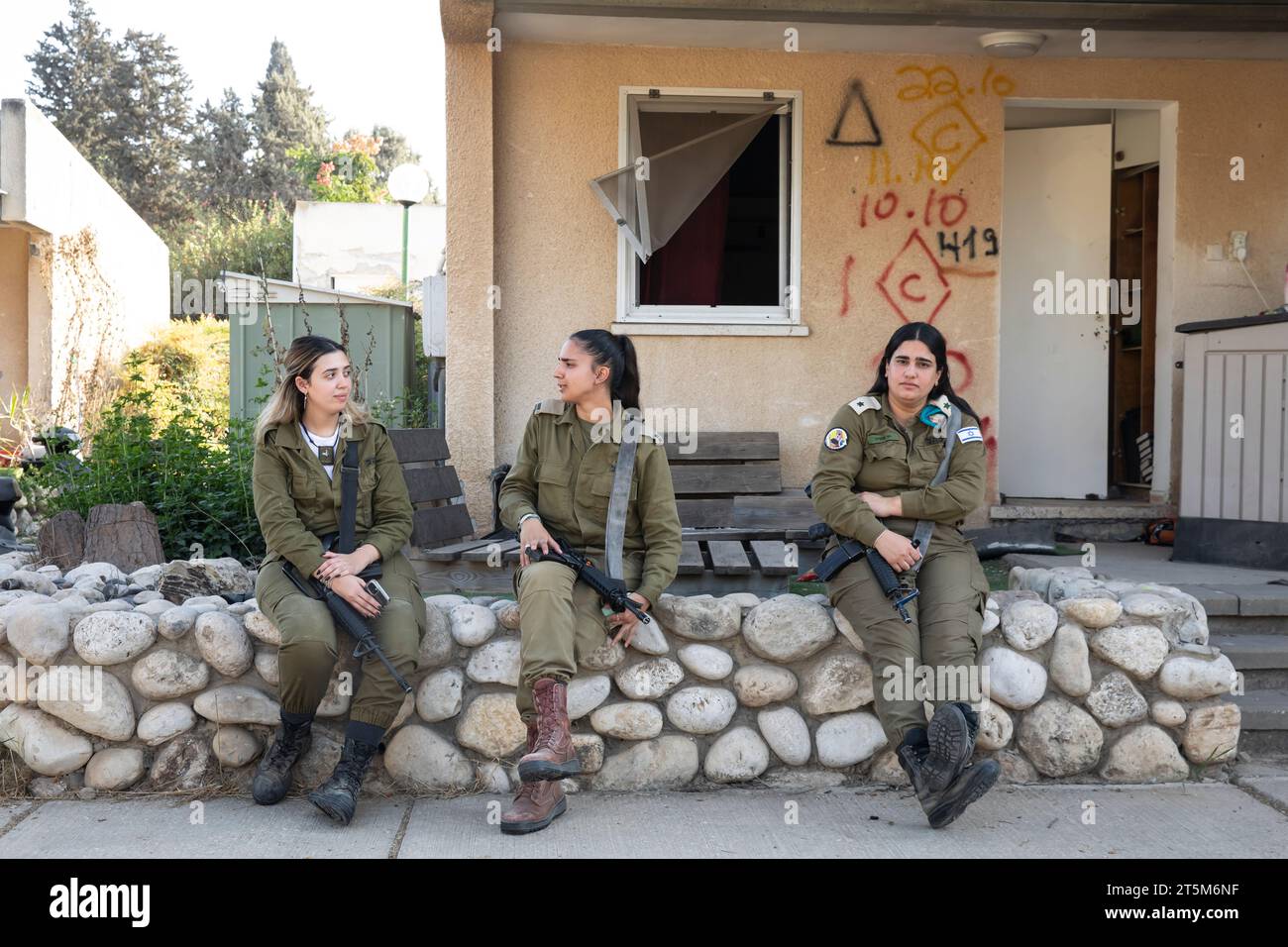Des soldats patrouillant dans le Kibboutz Kfar Aza, situé à deux kilomètres de la bande de Gaza, ont été attaqués par des hommes armés du groupe terroriste Hamas le 7 octobre Banque D'Images