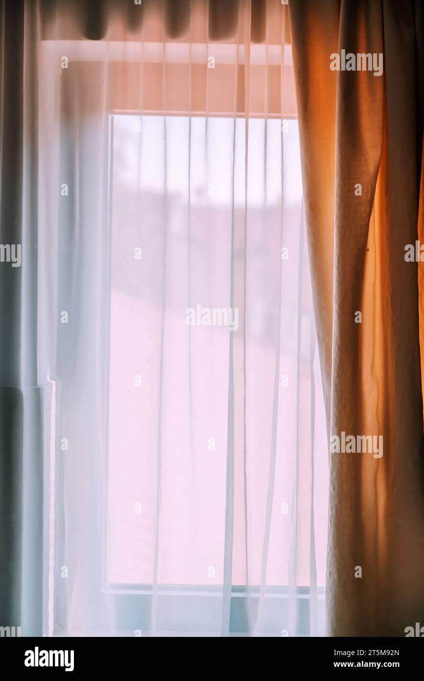 Lumière vive provenant de la fenêtre de la cuisine avec rideaux d'écran, image verticale Banque D'Images