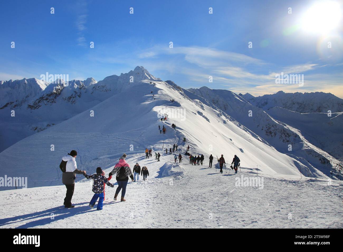 Zakopane, Pologne - 19 janvier 2019 : personnes au sommet de Kasprowy Wierch à Zakopane dans les Tatras en hiver. Banque D'Images