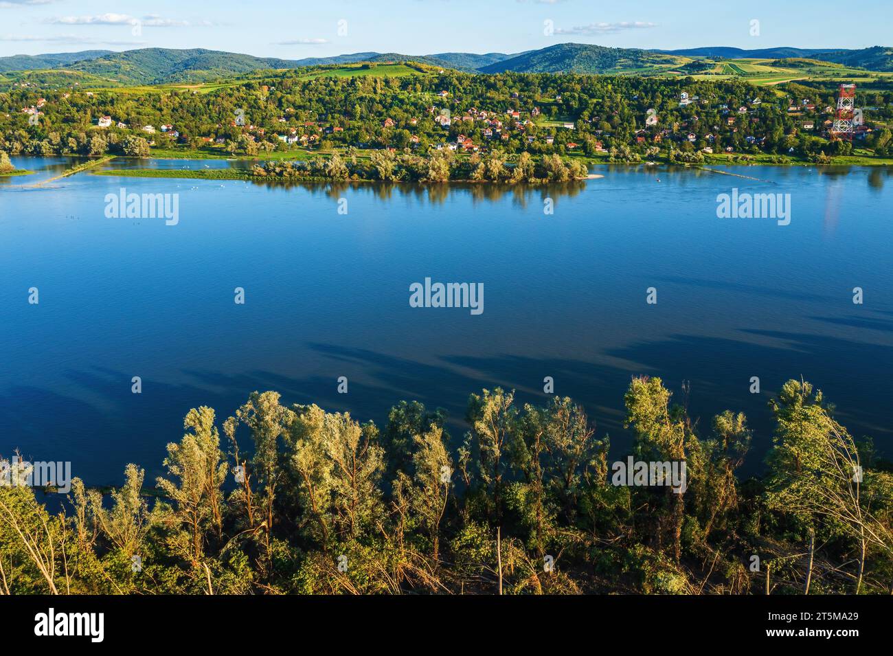 Banostor, un village en Serbie dans la province de Voïvodine sur la rive droite du Danube sur la journée ensoleillée d'été, vue aérienne du drone pov Banque D'Images