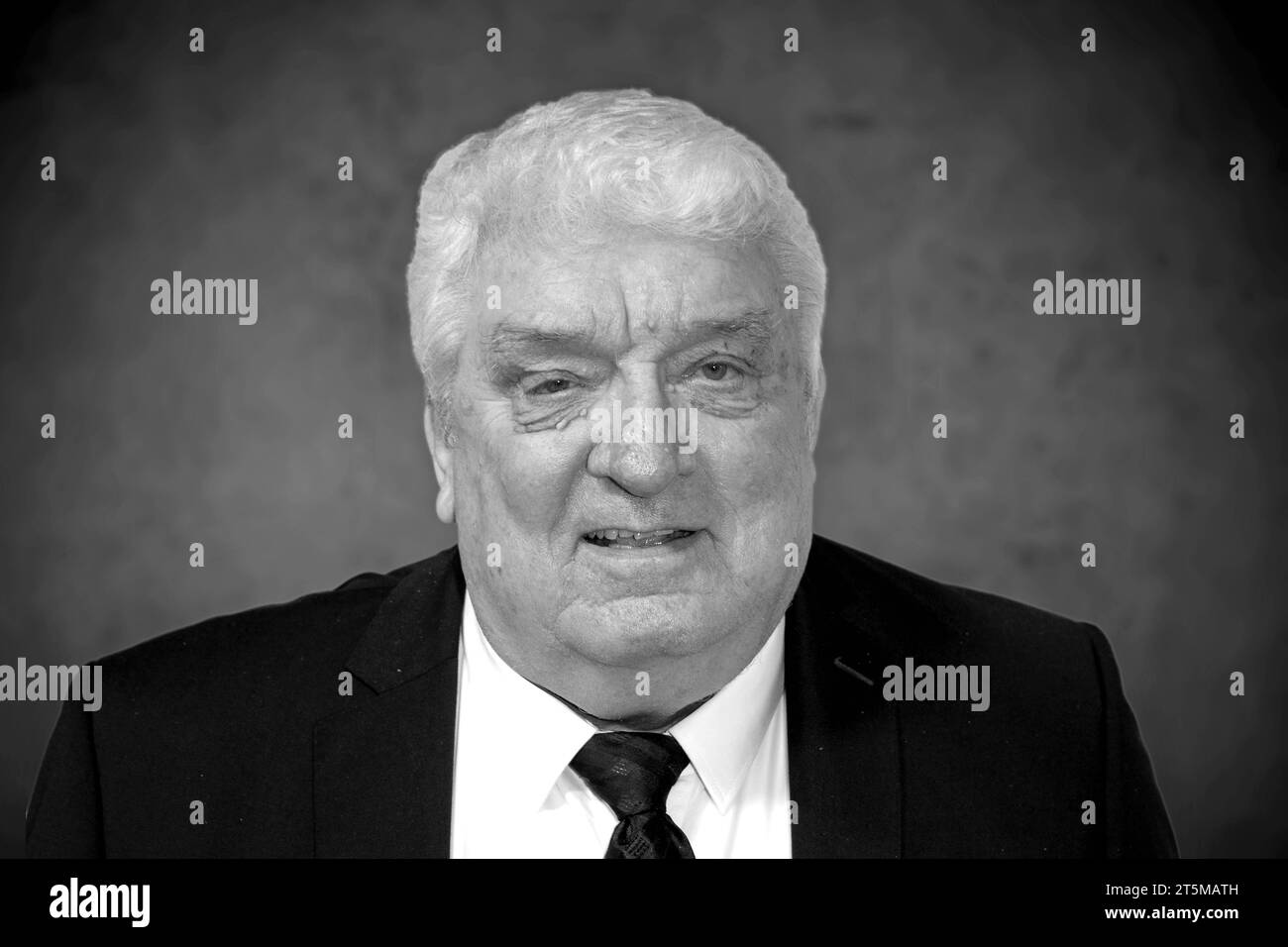 FOTOMONTAGE : modérateur Hans Meiser im Alter von 77 Jahren gestorben. ARCHIVFOTO Hans MEISER, modérateur, Roter Teppich, Red Carpet Show, Ankunft, arrivée, Die Goldene sonne 2023, Am 22.04.2023 im Wunderland Kalkar, *** photomontage présentateur Hans Meiser est décédé à l'âge de 77 ans PHOTO D'ARCHIVE Hans MEISER, présentateur, tapis rouge, Red Carpet Show, arrivée, The Golden Sun 2023, le 22 04 2023 à Wunderland Kalkar, crédit : Imago/Alamy Live News Banque D'Images