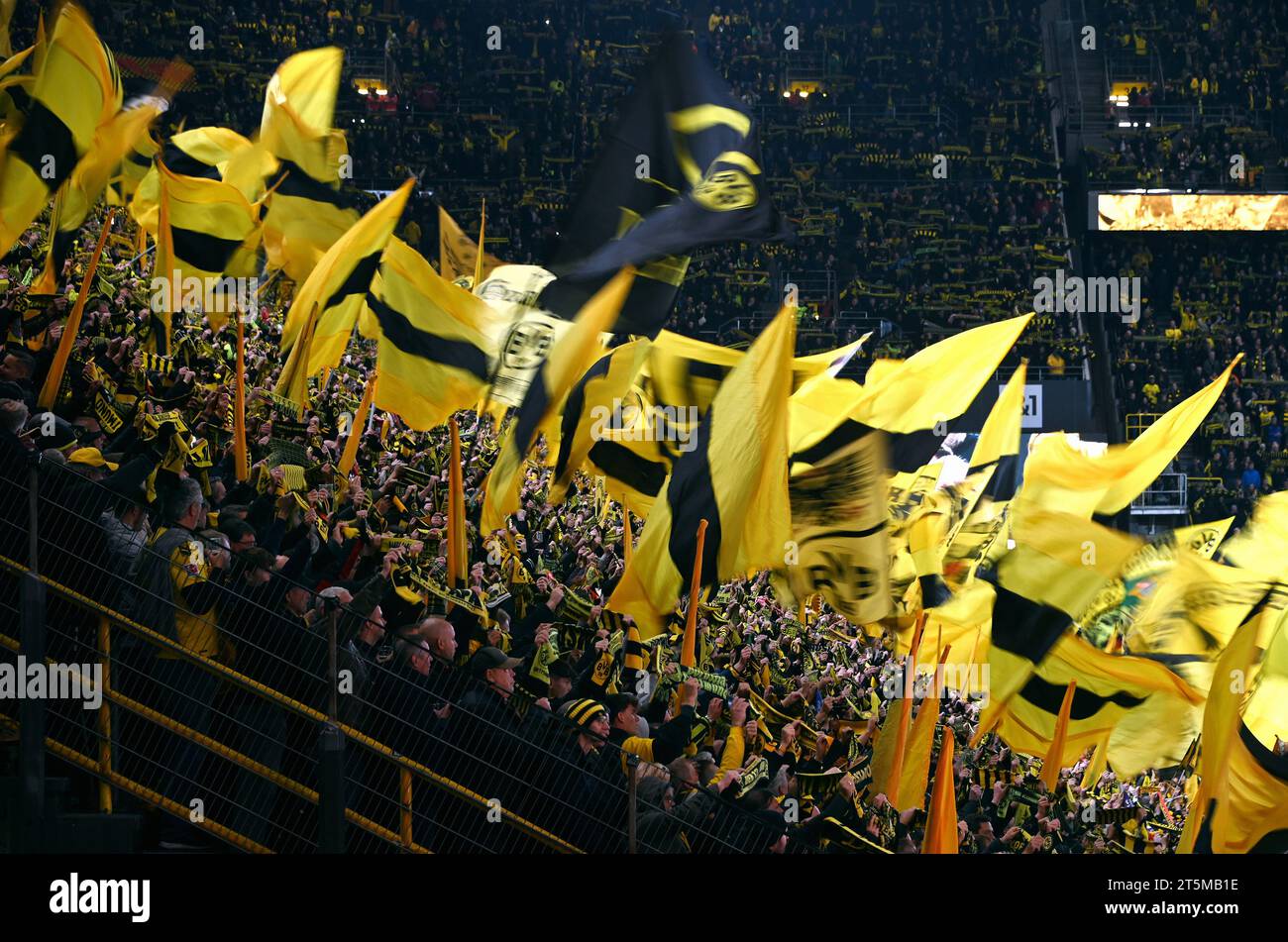 Bundesliga, signal Iduna Park Dortmund : Borussia Dortmund vs FC Bayern München ; fans de la BVB sur le stand Banque D'Images