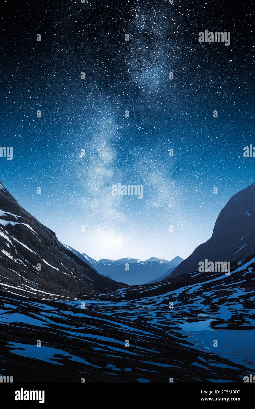 Superbe galaxie de la voie lactée et chaîne de montagnes Majestic sous un ciel étoilé Banque D'Images Superbe galaxie de la voie lactée et chaîne de montagnes Majestic sous un ciel étoilé Banque D'Images