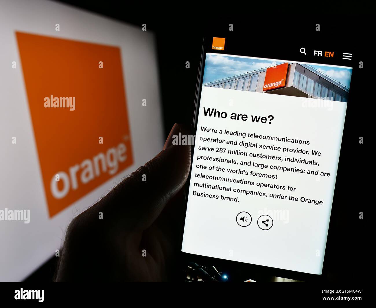 Personne détenant un téléphone portable avec la page web de la société française de télécommunications Orange sa devant le logo de l'entreprise. Concentrez-vous sur le centre de l'écran du téléphone. Banque D'Images