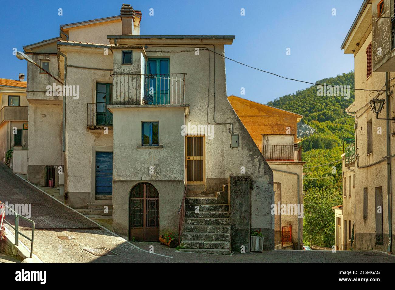 Maisons appuyées les unes contre les autres avec des ruelles étroites, de petites places et des marches dans la petite ville de montagne de San Biagio Saracinisco. Lazio Banque D'Images