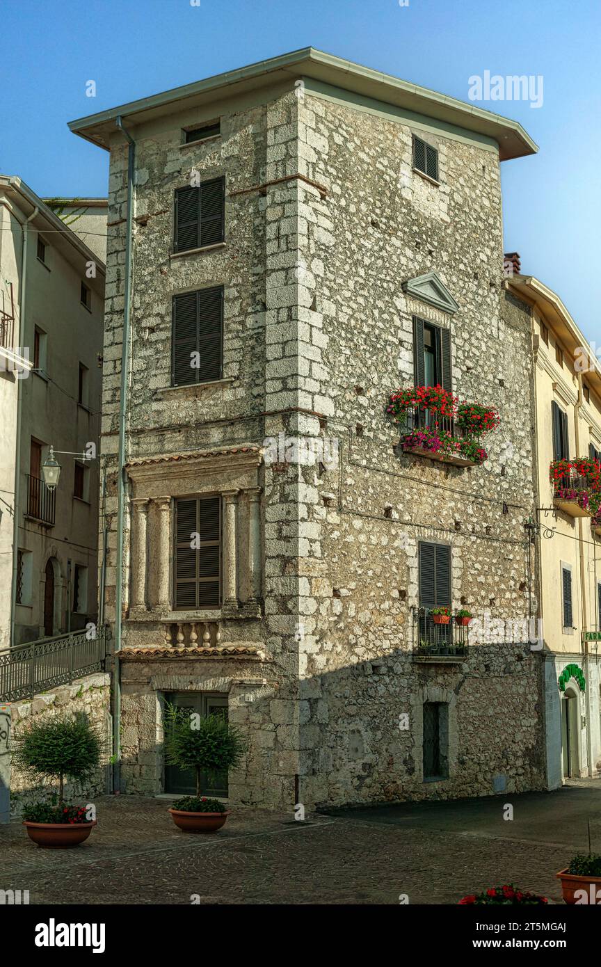 D'élégants bâtiments en pierre, ruelles et petites places caractérisent toute la ville médiévale de Picinisco. Picinisco, province de Frosinone, Latium, Italie Banque D'Images